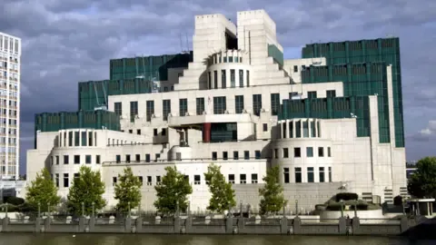 MI6 Rolls Out Dark Web Portal to Recruit Intelligence Sources in Russia
